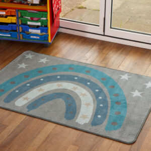 Nursery rug featuring grey background with rainbow in shades of blue